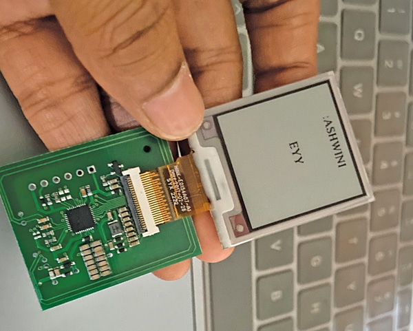 Batteryless e-ink display